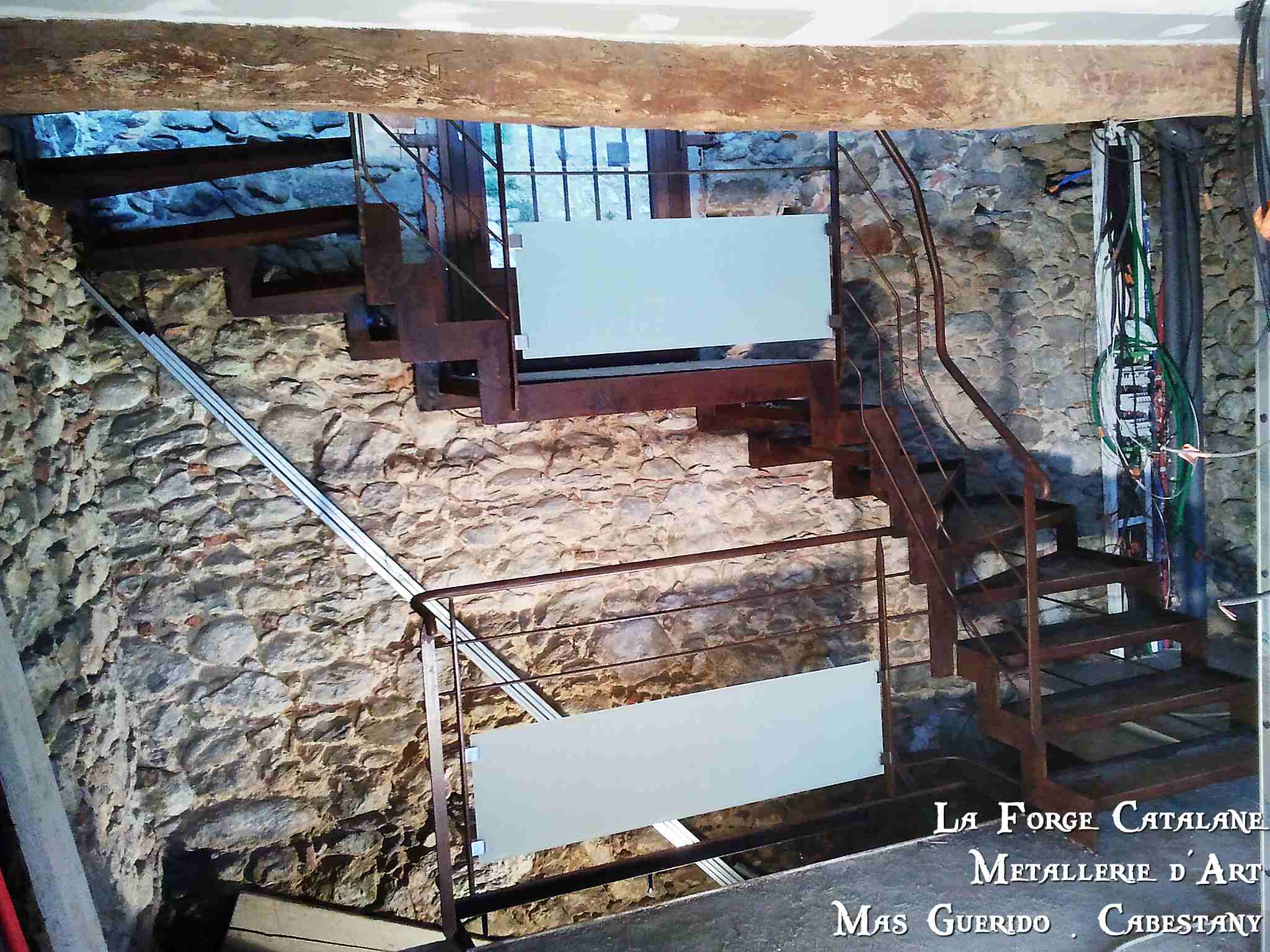 escalier limon cremaillere double decoupe laser marches fer 2 forge catalane.jpg